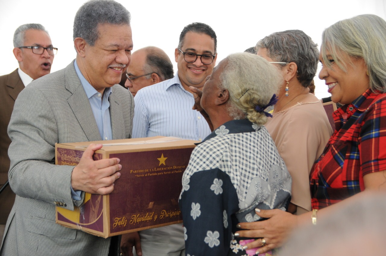 Leonel Fernández concluye reparto de cajas navideñas