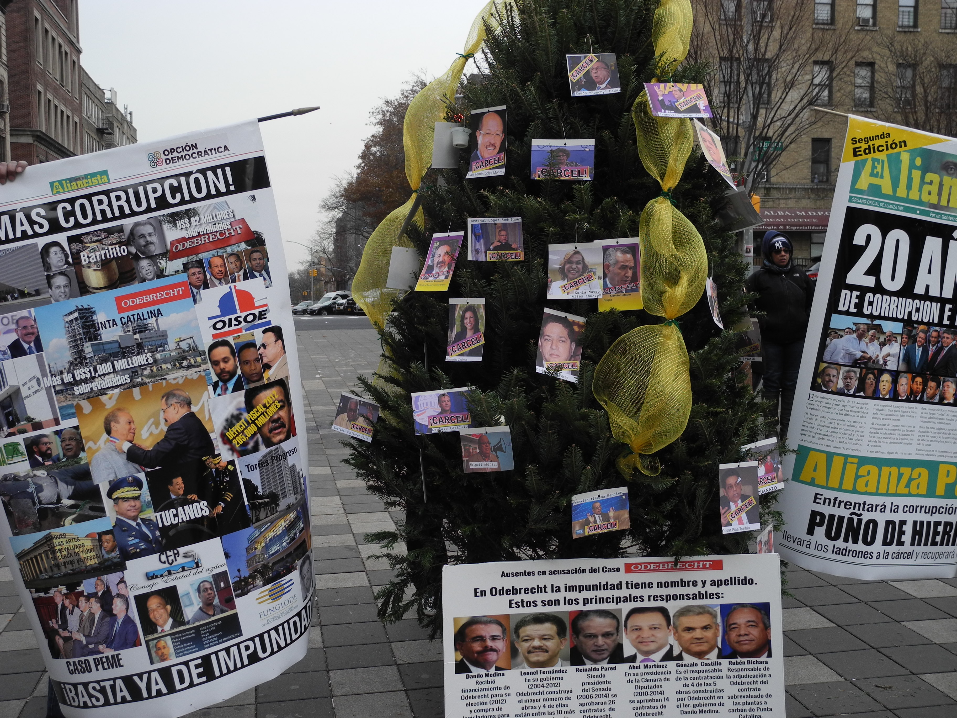 Instalan árbol de la corrupción en el Alto Manhattan