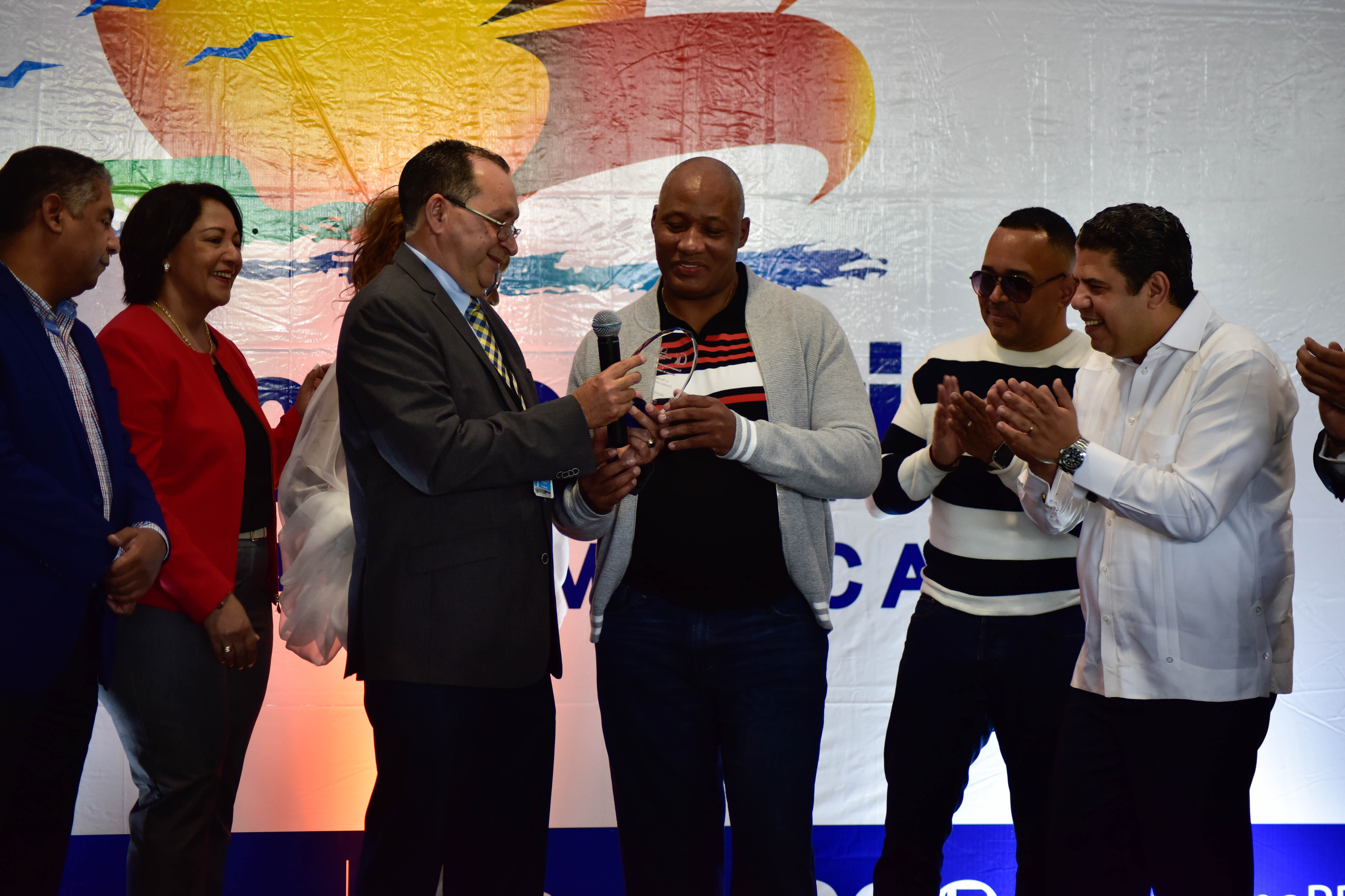 Reciben dominicano ausente y pasajero del año 2018 en el AIC