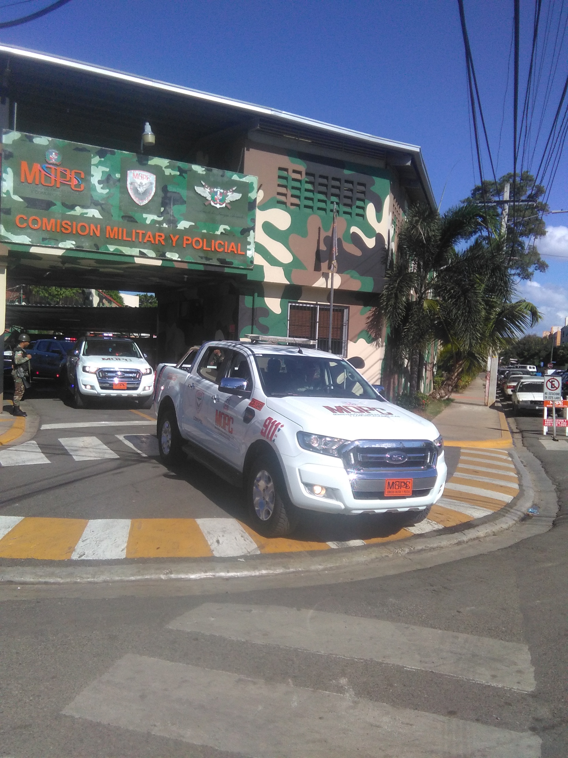 Refuerzan rutas conducen a aeropuertos para proteger pasajeros que vienen a RD para la Navidad