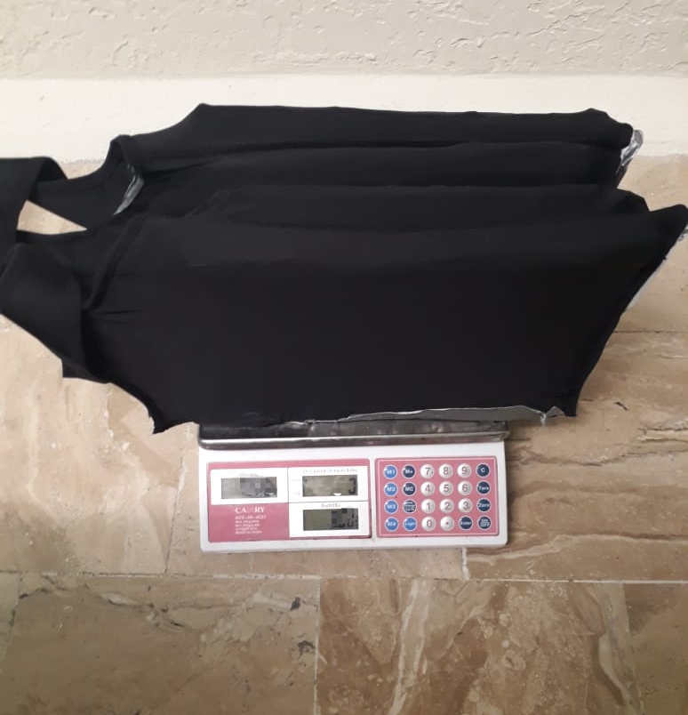 Detienen colombiano con chaleco forrado de cocaína