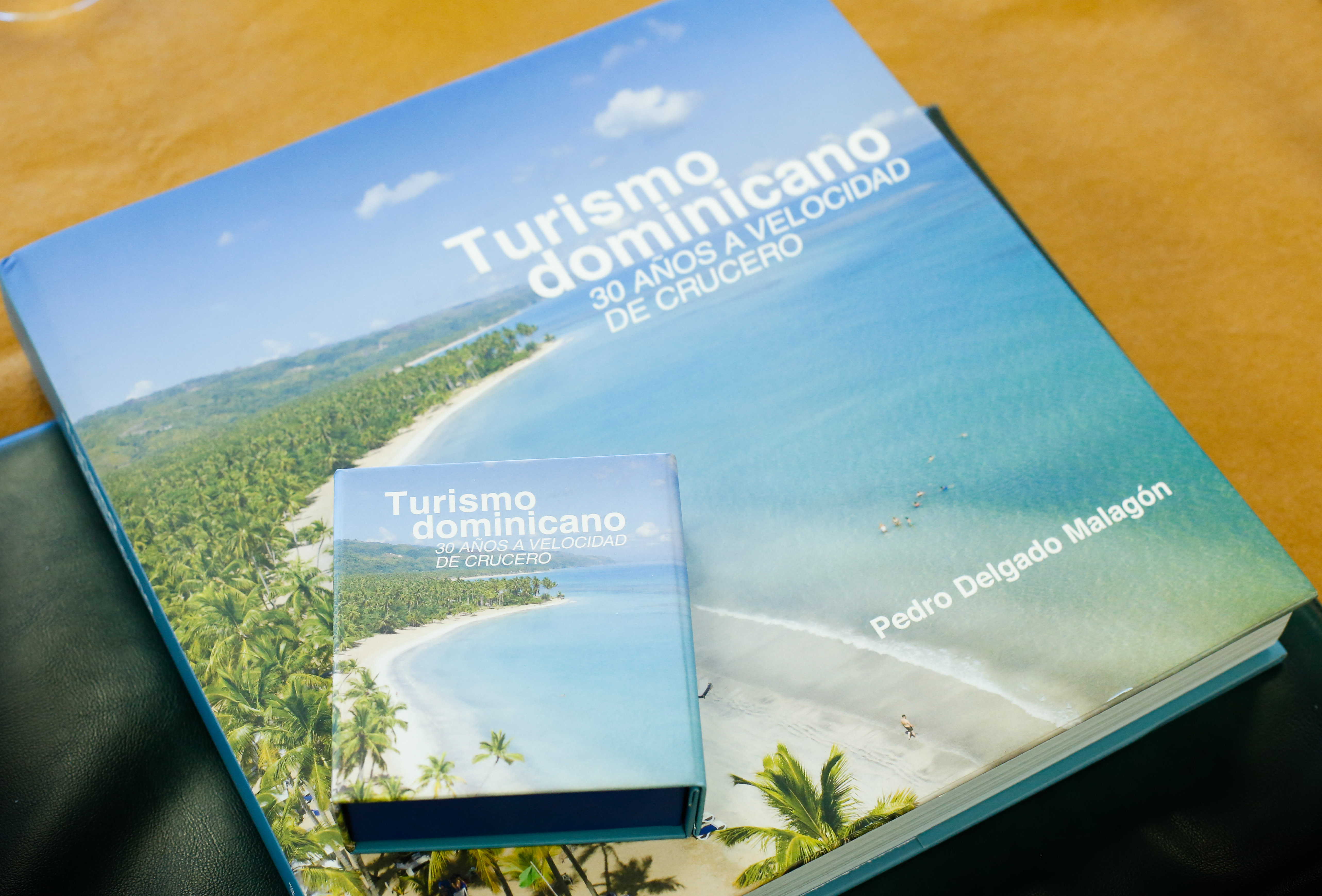 Banco Popular entrega a OMT libro institucional sobre turismo dominicano