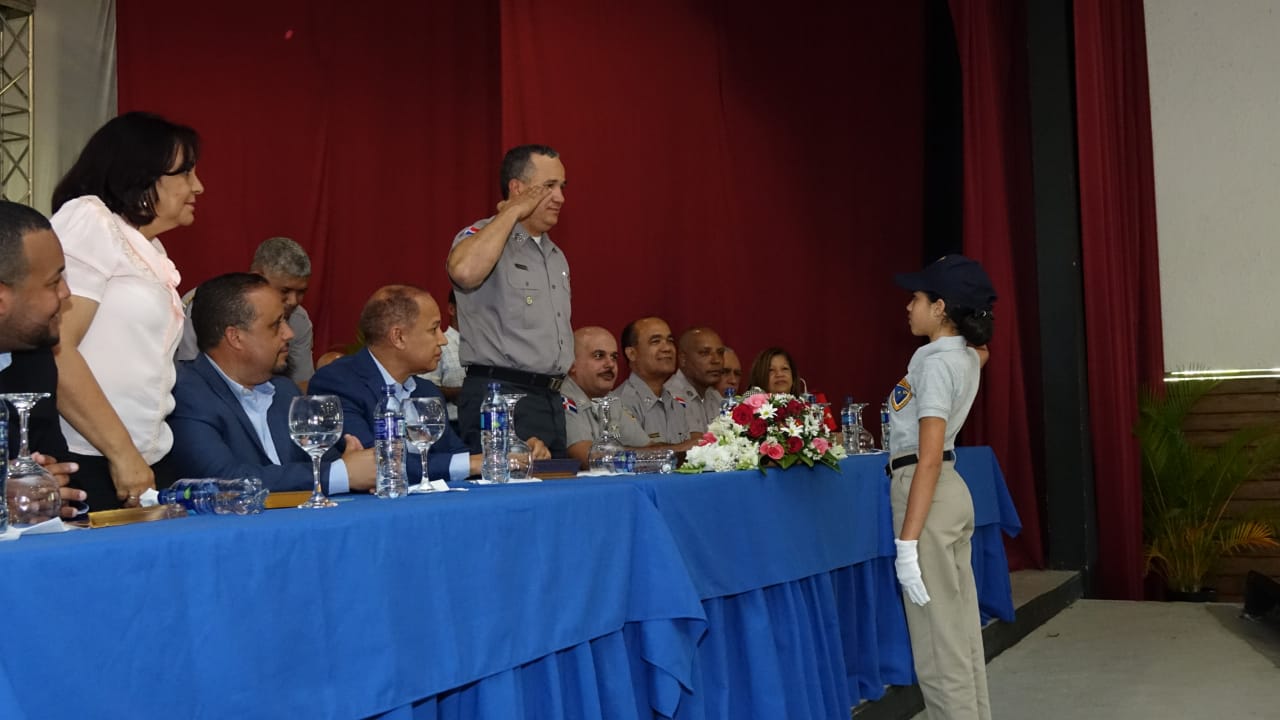 Gradúan a 50 nuevos policías juveniles comunitarios en Jarabacoa
