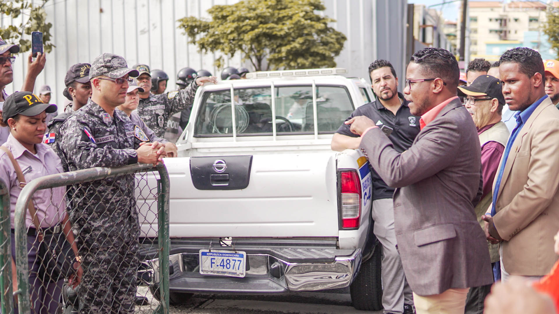 Jóvenes del PDI piquetean Palacio Nacional reclamando empleos