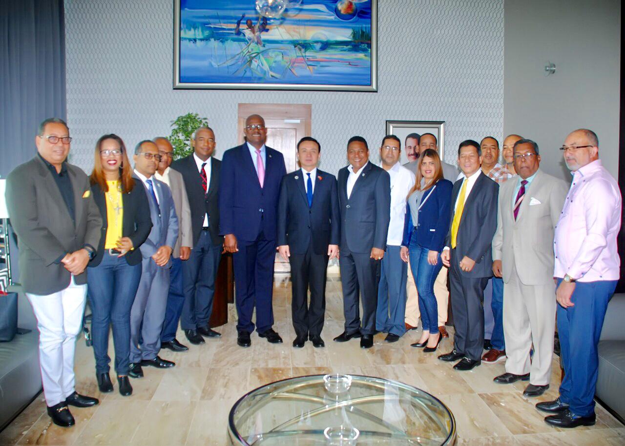 Embajador de China realiza visita de cortesía al alcalde de Santo Domingo Este