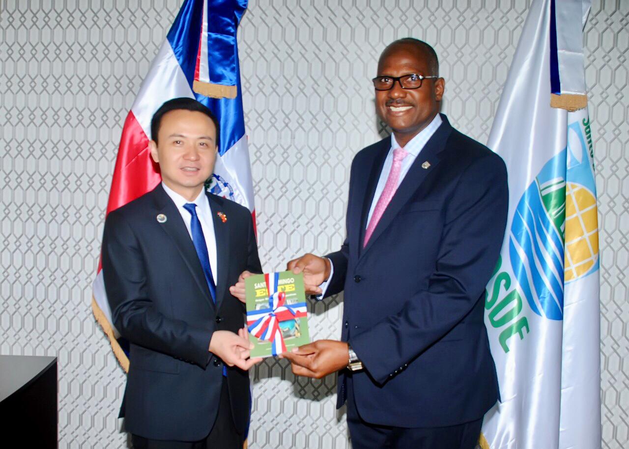 Embajador de China realiza visita de cortesía al alcalde de Santo Domingo Este