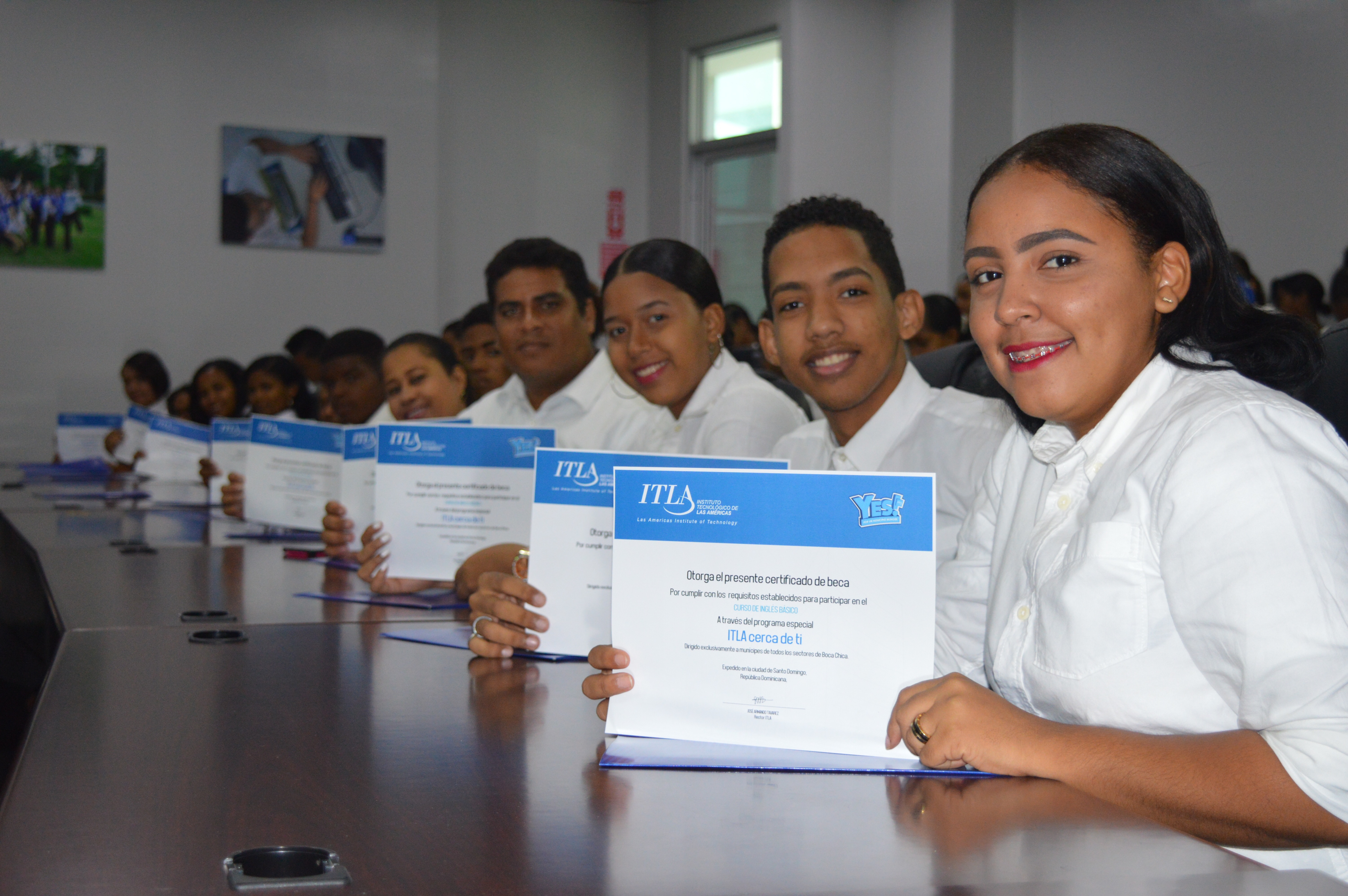 Rector de ITLA entrega nuevas becas de inglés a munícipes de Boca Chica