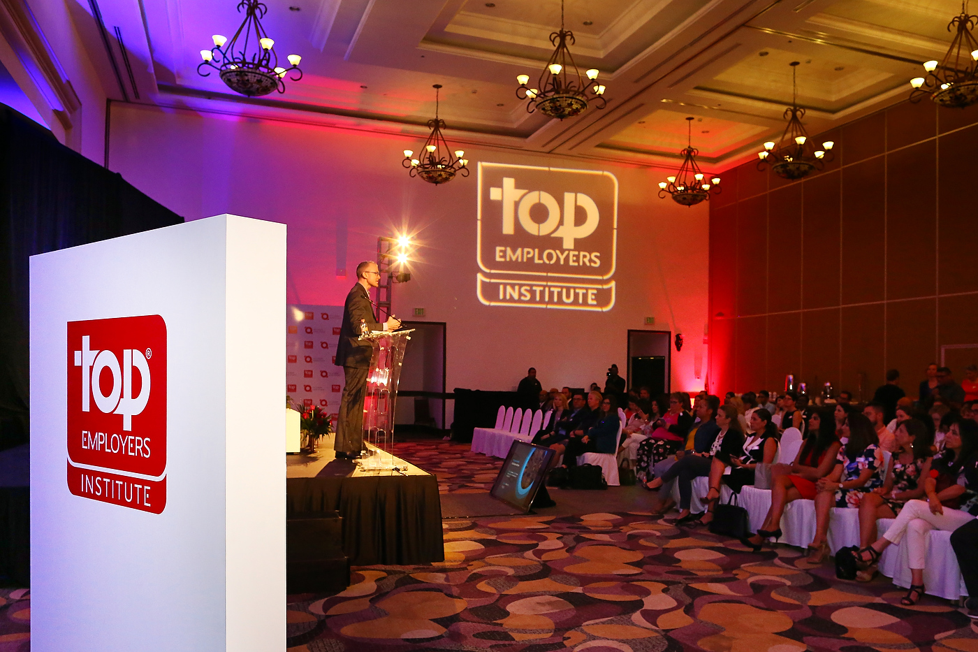 Philip Morris International da ejemplo en igualdad salarial