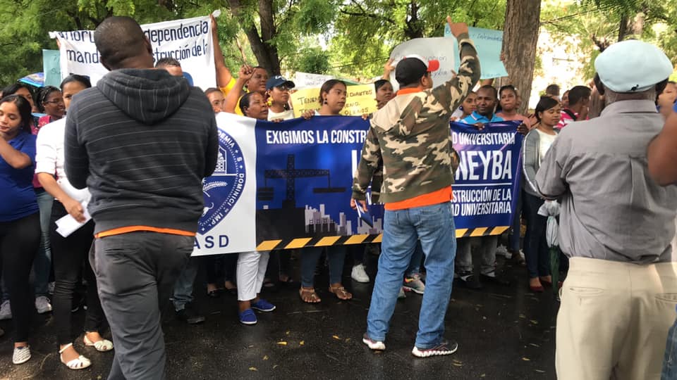 NEIBA: Marchan en demanda de construcción de Ciudad Universitaria