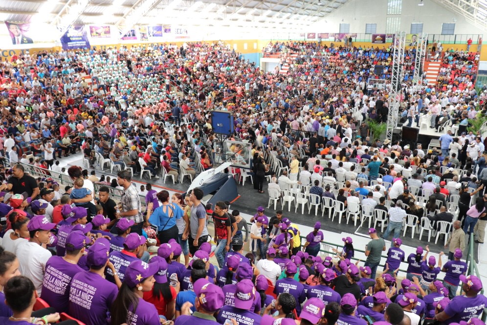 Leonel Fernández en Moca, baila y promete obras