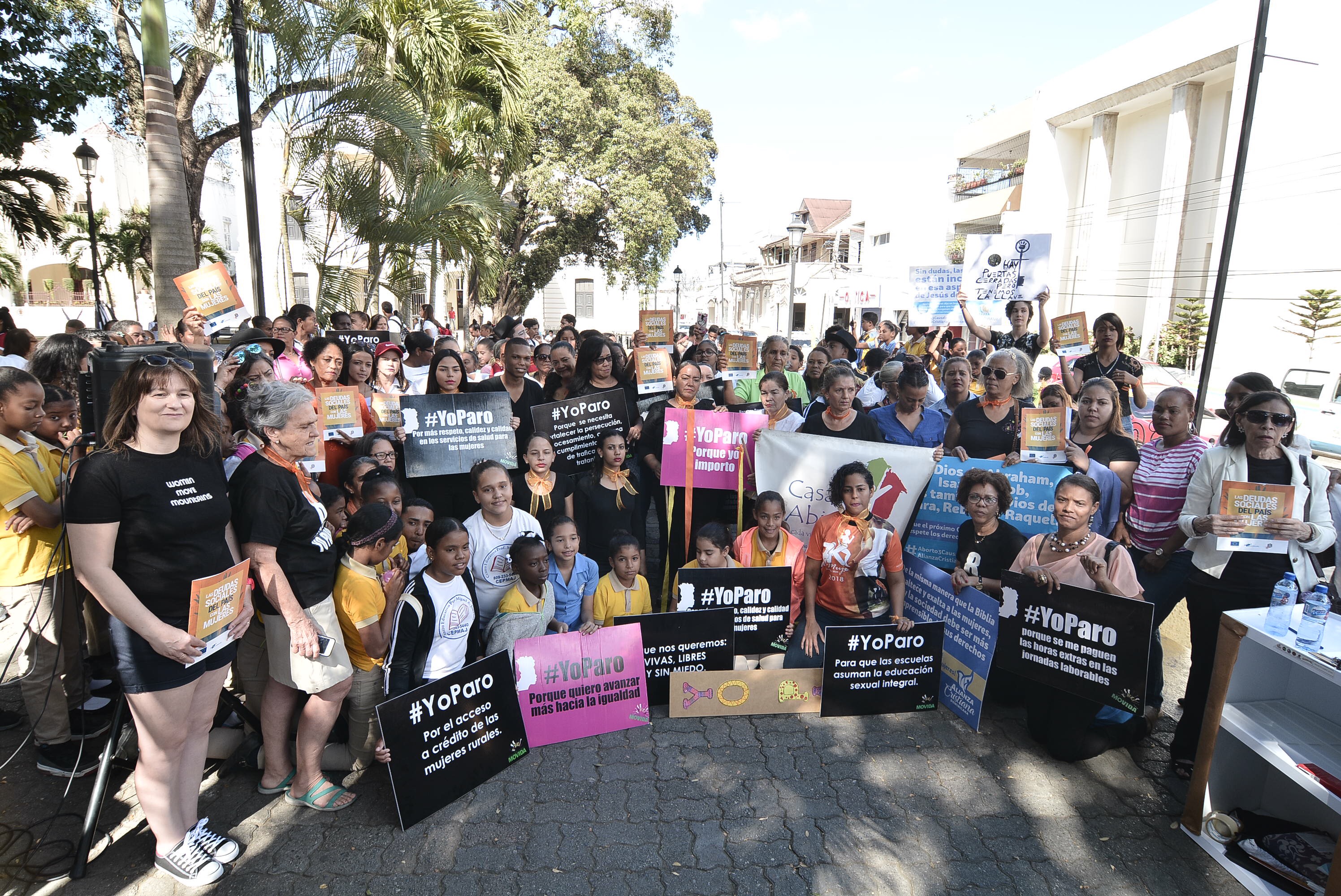 Mujeres se manifiestan por las deudas sociales del Estado