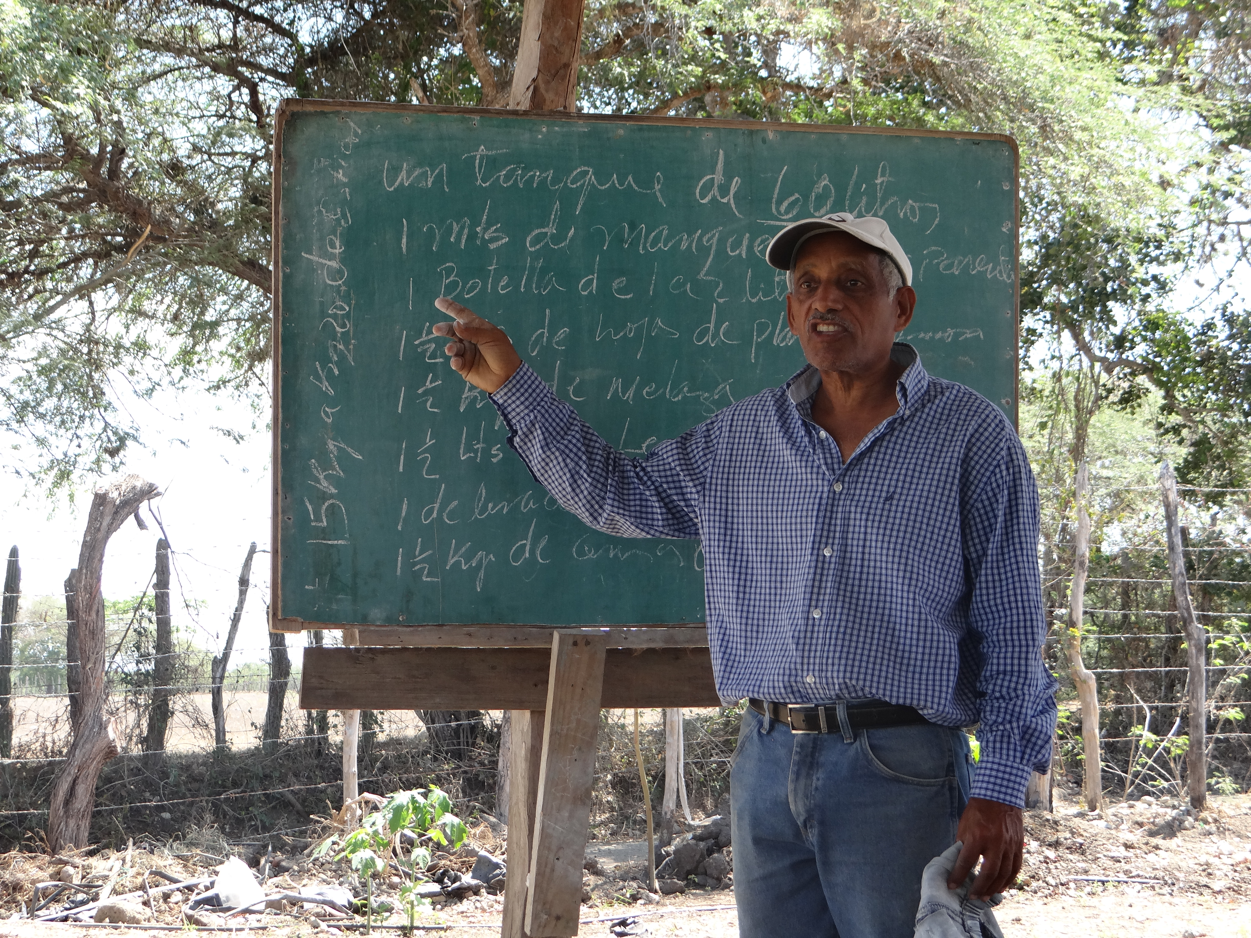 Fundación instruye productores agrícolas del sur en la fabricación de abono orgánico
