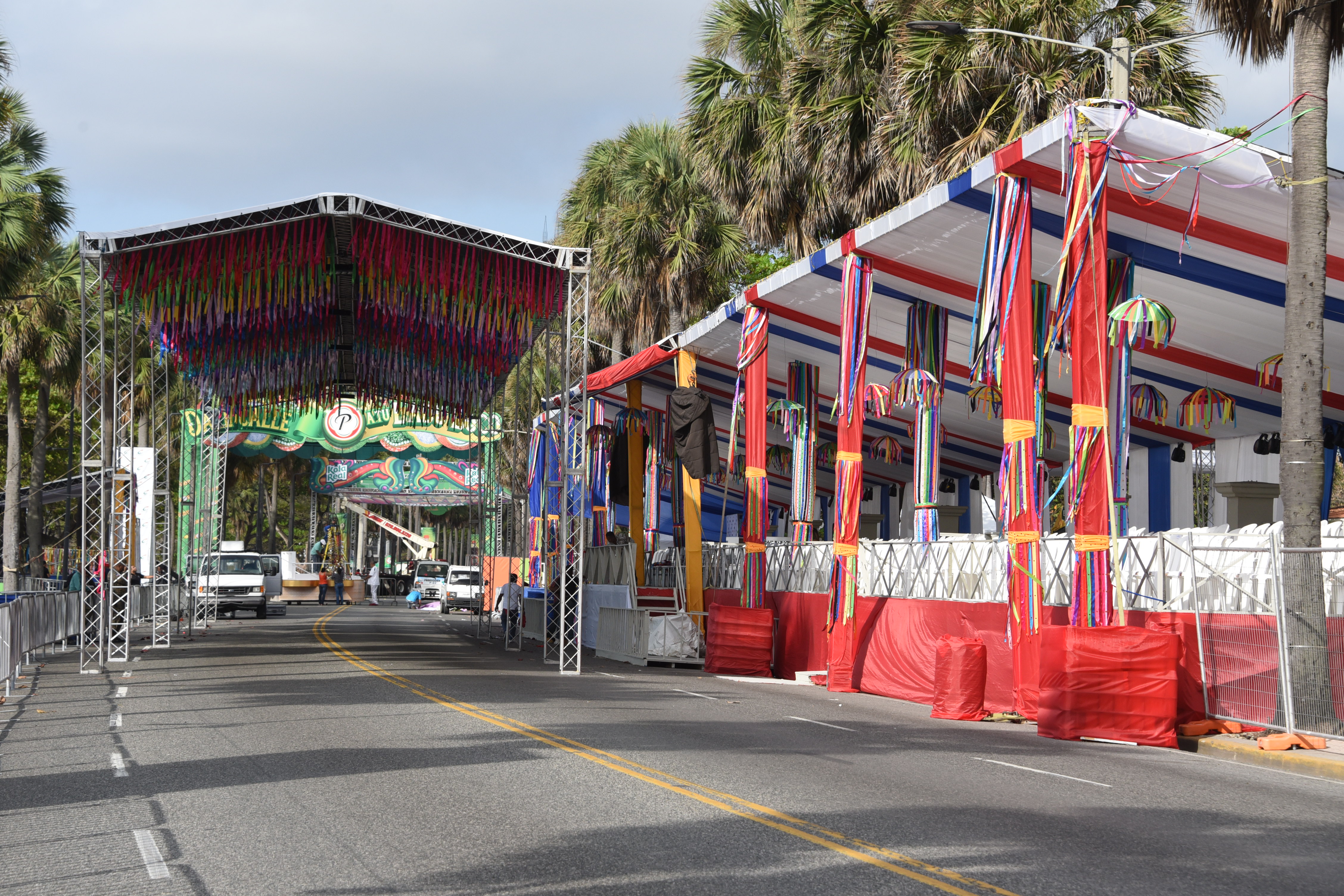 Escenario listo para Desfile Nacional del Carnaval hoy domingo en el malecón