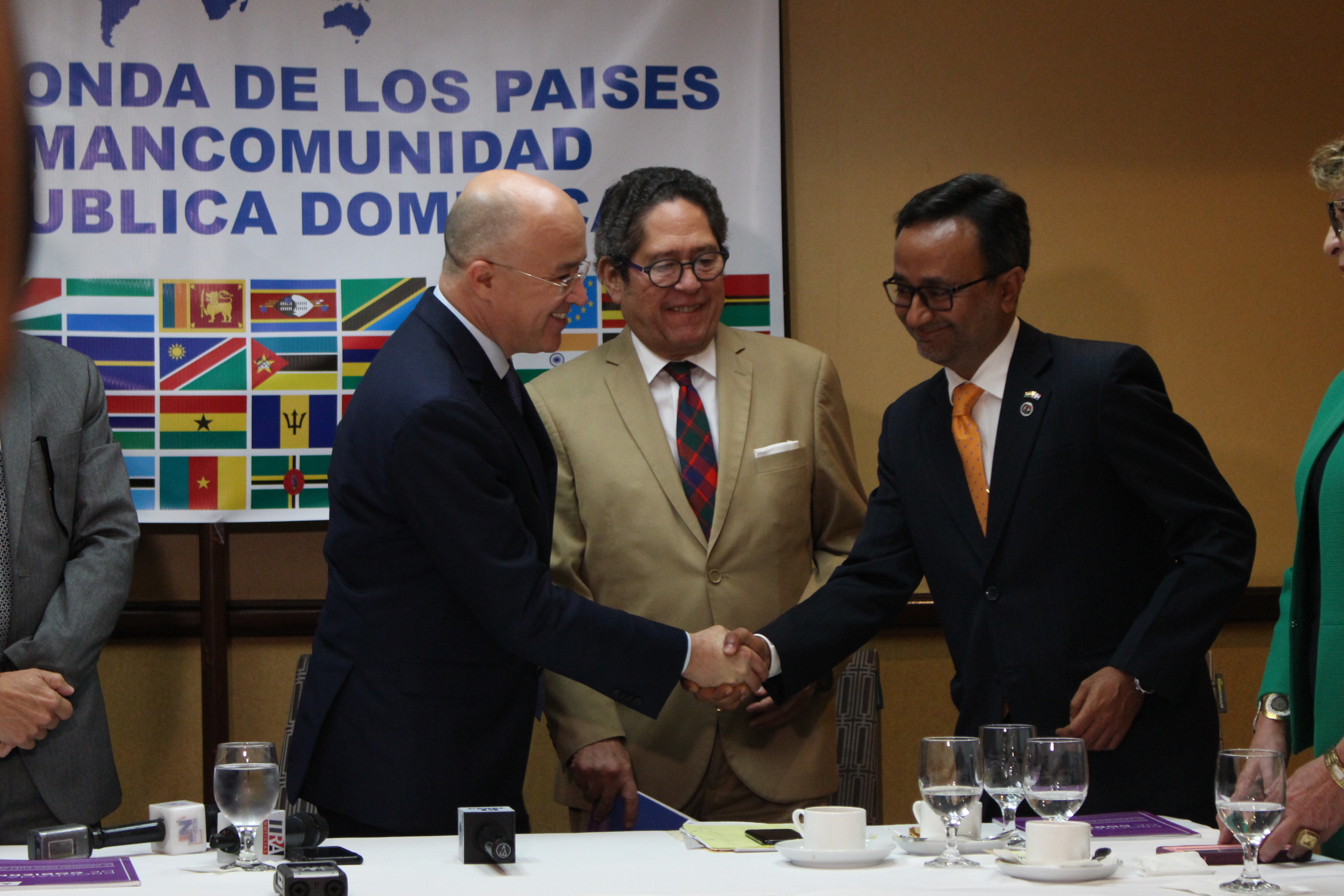 González Nicolás sugiere a candidatos prioridades que garanticen el desarrollo económico