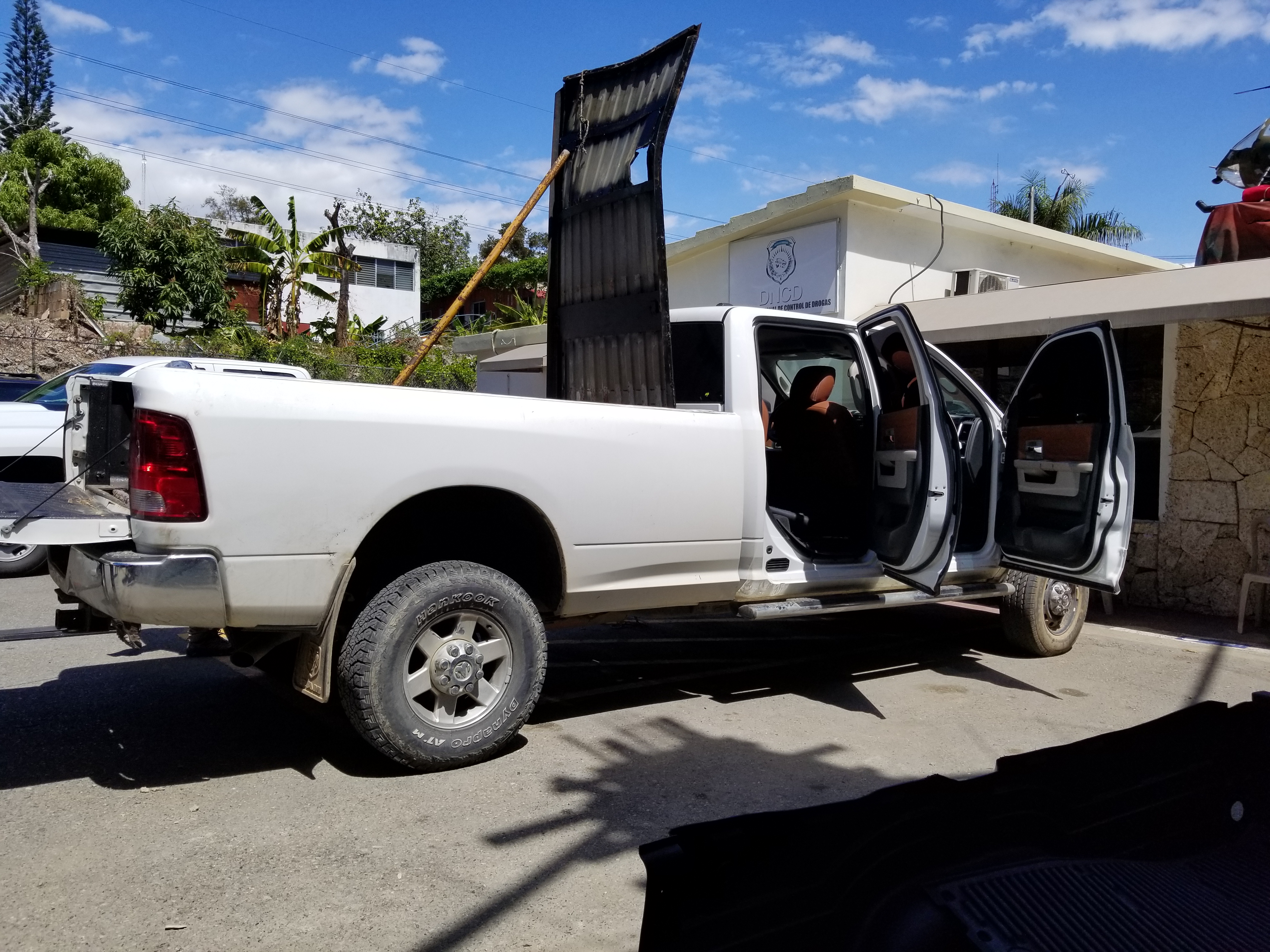 Incautan 254 paquetes de cocaína en camioneta cuyo chofer huyó