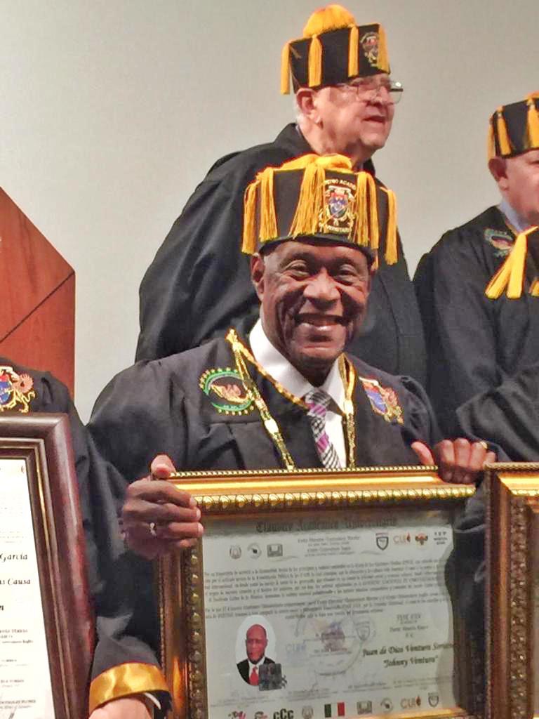 Johnny Ventura investido “Doctor Honoris Causa” en México