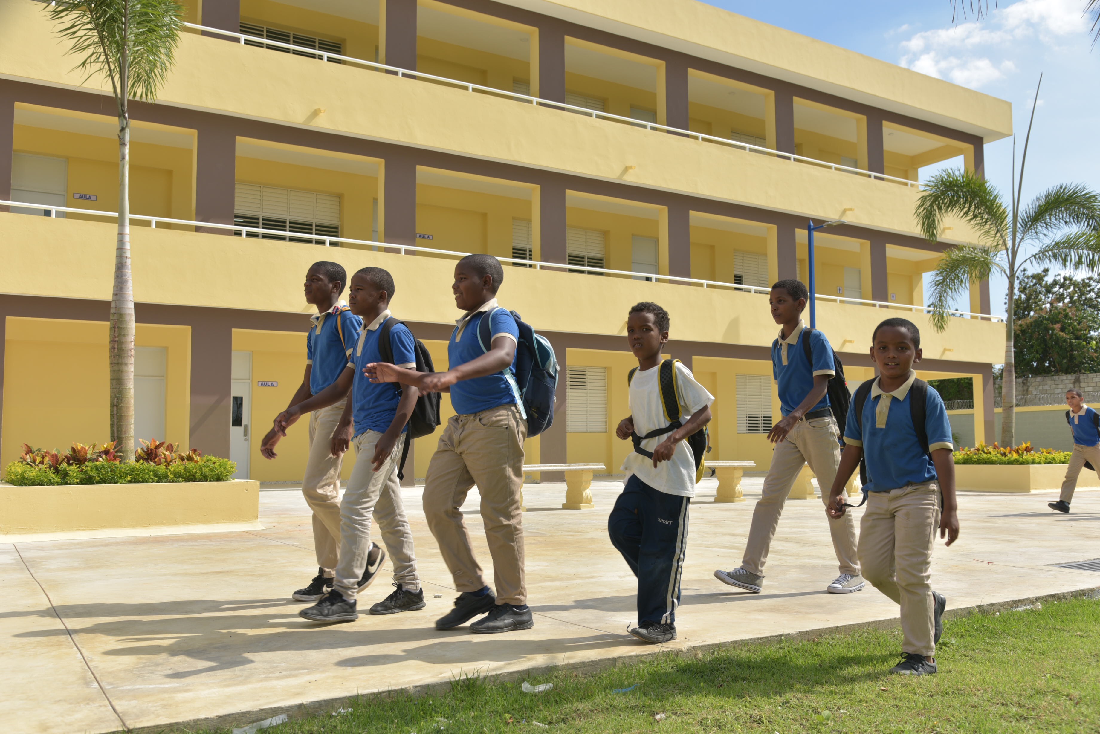 Gobierno entrega escuela en Santo Domingo Este
