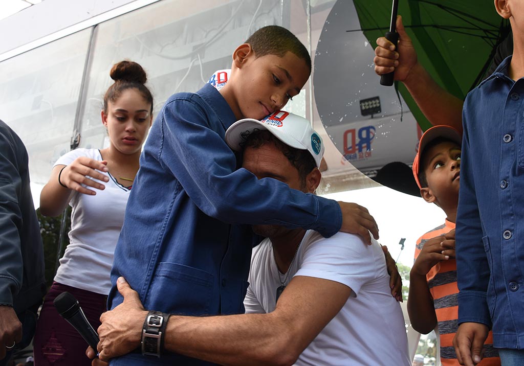 Dramáticos momentos en torno a casa de cristal en que Carlos Silver trata de batir récord Guinness