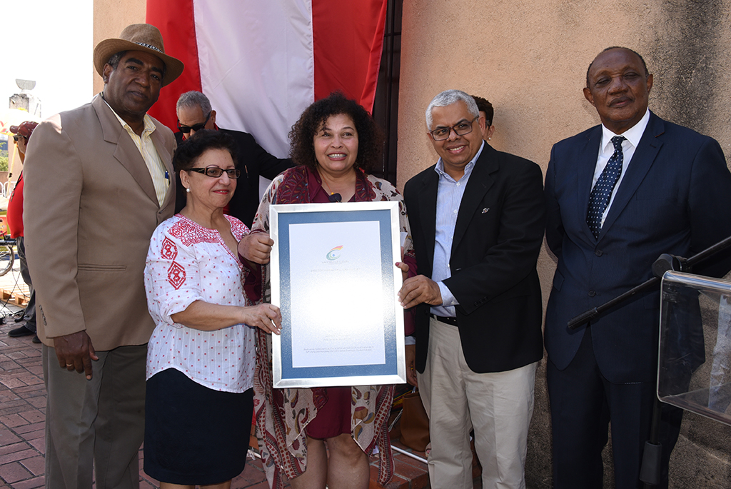 Yrene Santos dice siempre supo que los libros no debían faltar en su hogar