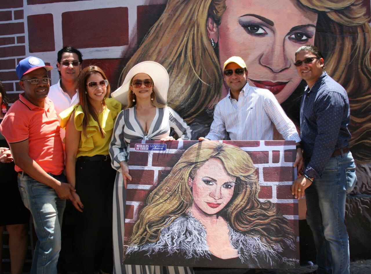 Alcaldía Santiago reconoce trayectoria merenguera Miriam Cruz