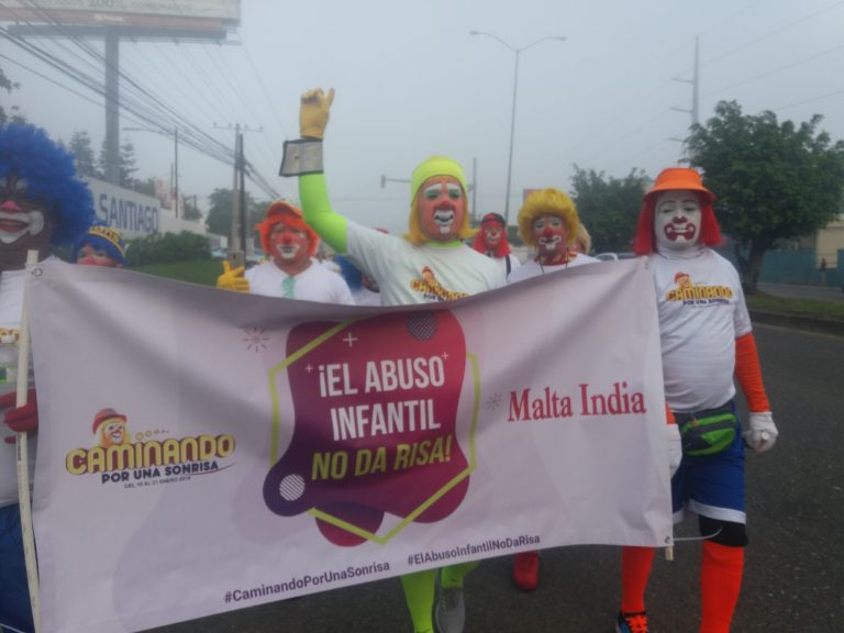 Acusación contra el payaso Kanqui por abusos sexuales desata abejero en Santiago