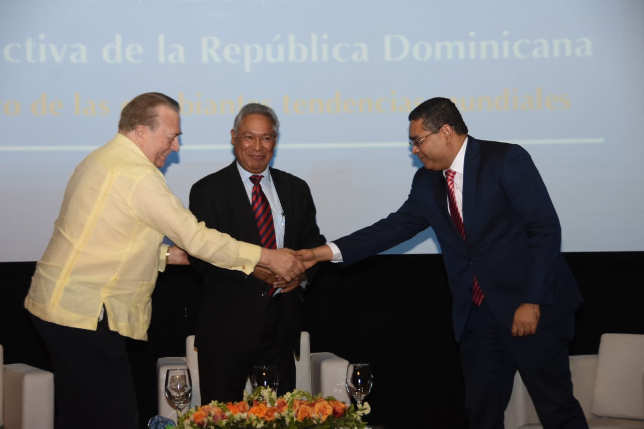 Isidoro Santana afirma en la FILSD 2019  que el pacto social debe generar confianza en el Estado