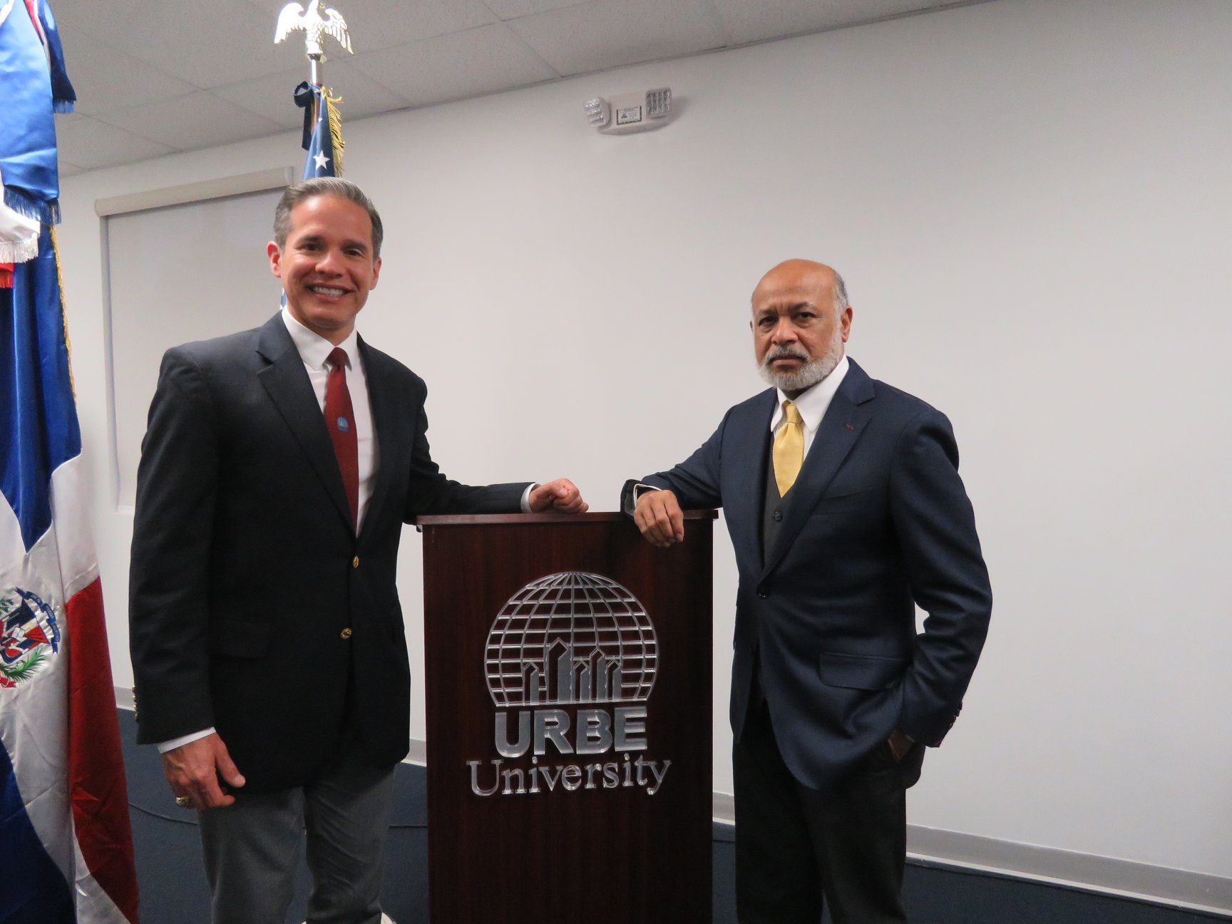 Embajador José Tomás Pérez presenta novela “La Gente detrás del Muro”