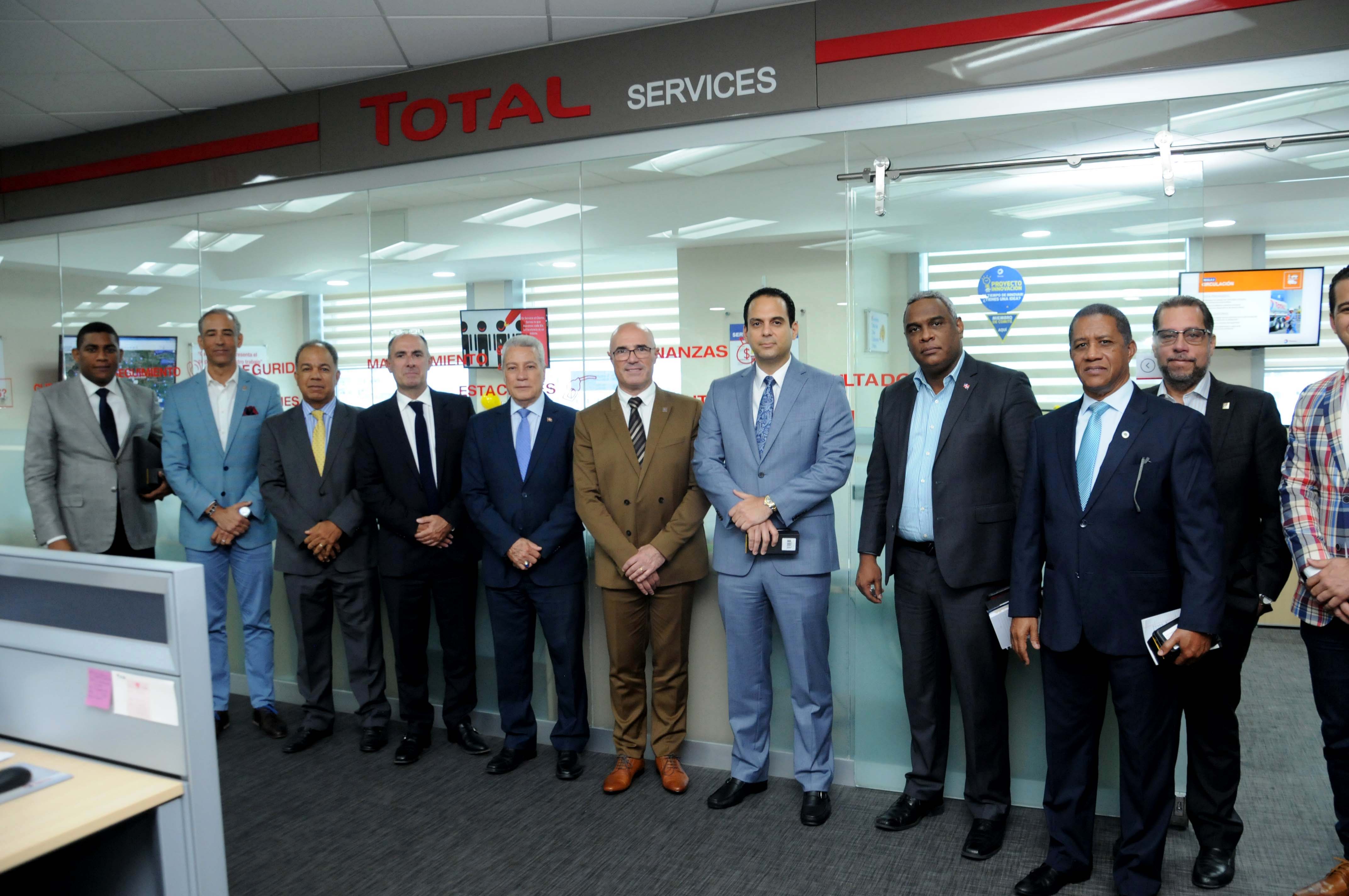 Titular del MICM intercambia impresiones con ejecutivos de Total