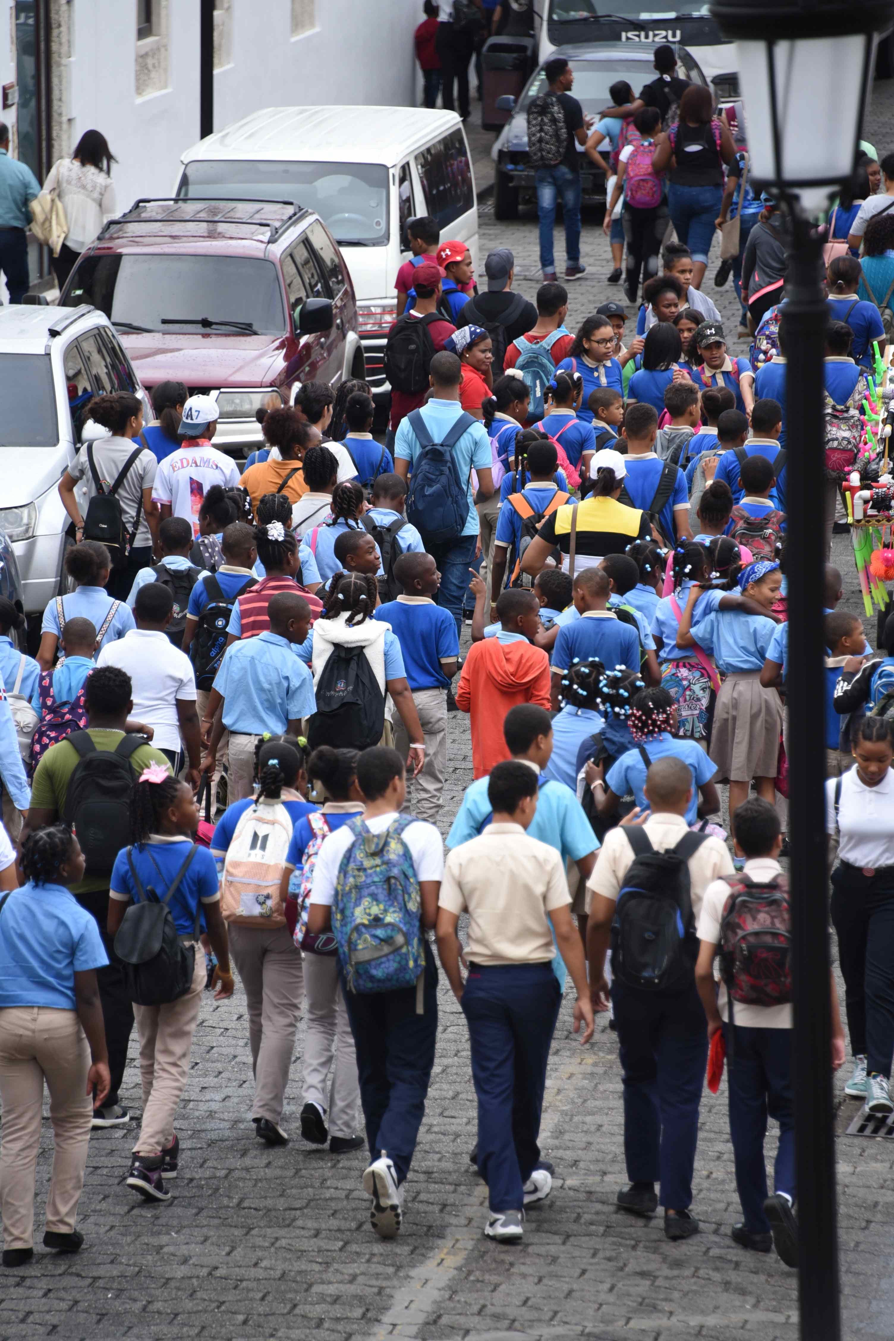 Cientos de entusiasmados estudiantes asisten este jueves a la Feria Internacional del Libro 2019