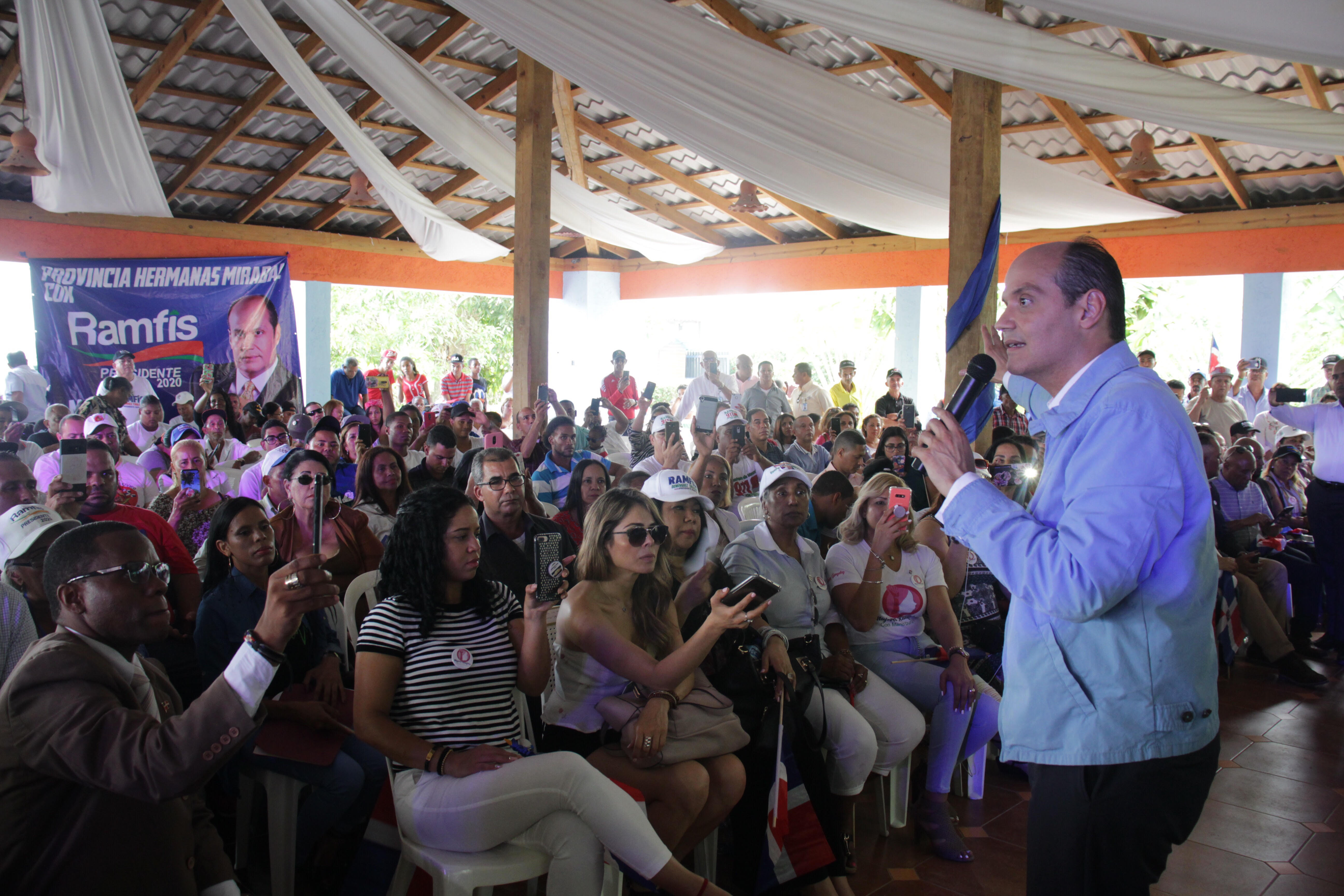 Nutrido grupo de ciudadanos salcedenses asiste a acto de apoyo al nieto de Trujillo