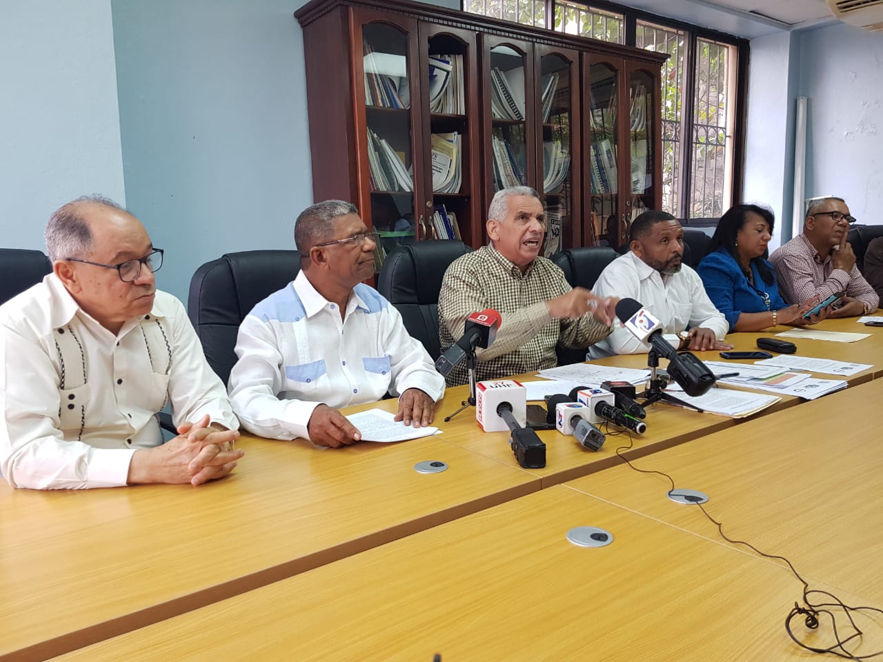 Centrales sindicales afirman empleadores quieren reclasificar empresas para pagar menos salarios