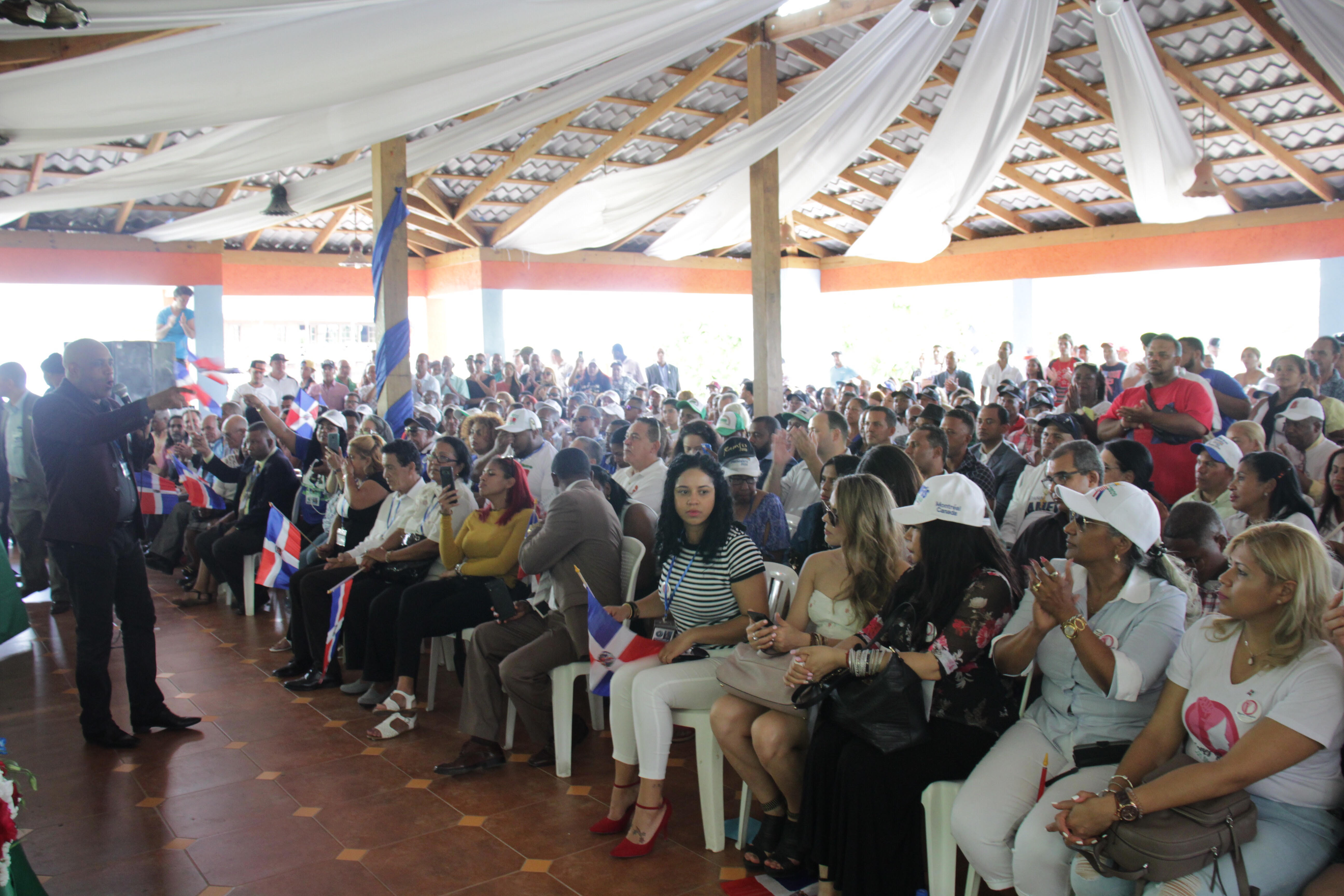 Nutrido grupo de ciudadanos salcedenses asiste a acto de apoyo al nieto de Trujillo