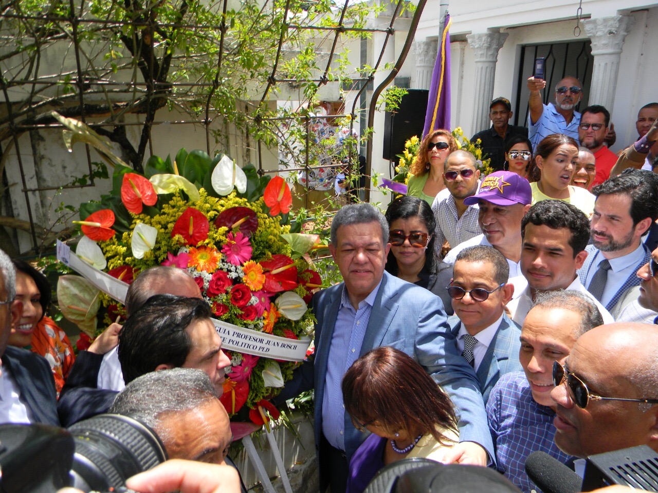Leonel ante tumba de Bosch: “En favor de la Constitución todo, en contra de la Constitución nada”
