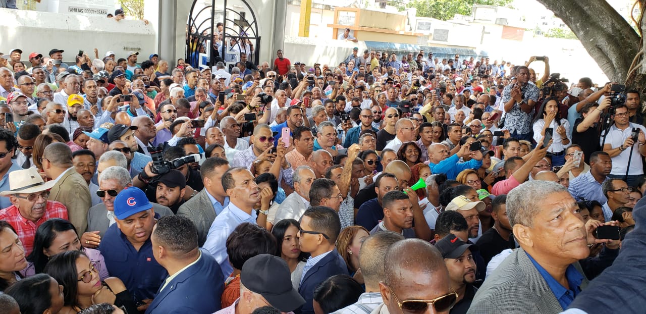 Leonel ante tumba de Bosch: “En favor de la Constitución todo, en contra de la Constitución nada”