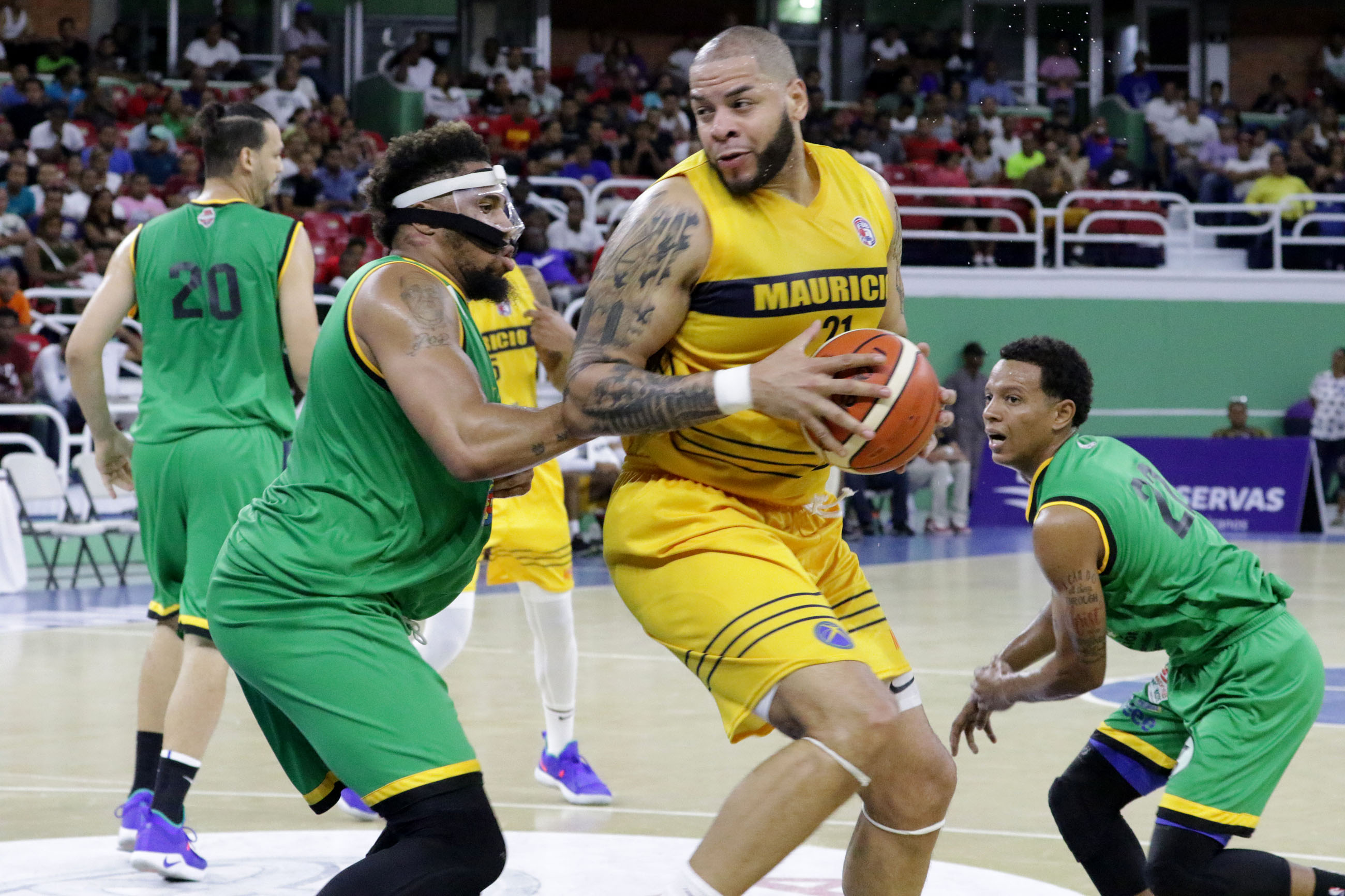 Mauricio Báez vence a San Carlos en su primer desafío en tornel basket superior del Distrito