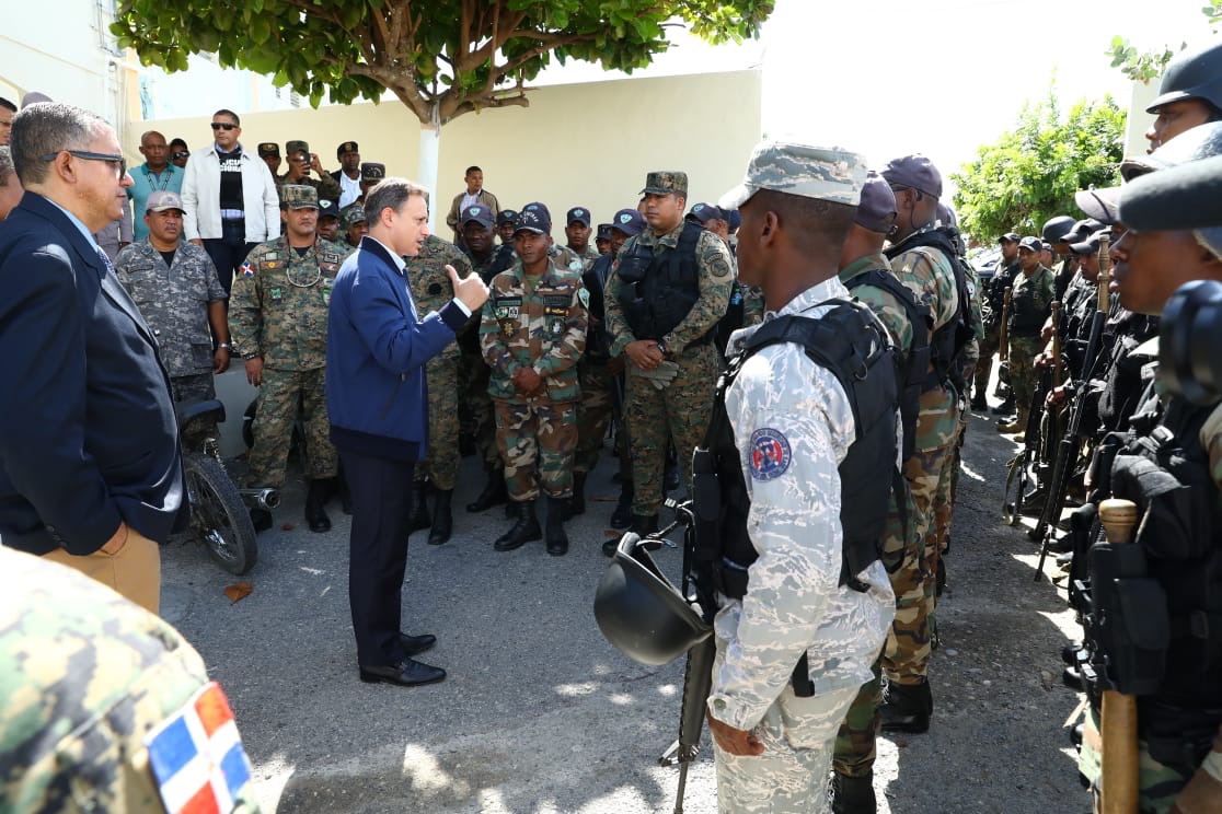 Allanan cárcel 15 de Azua y decomisan armas, celulares y drogas