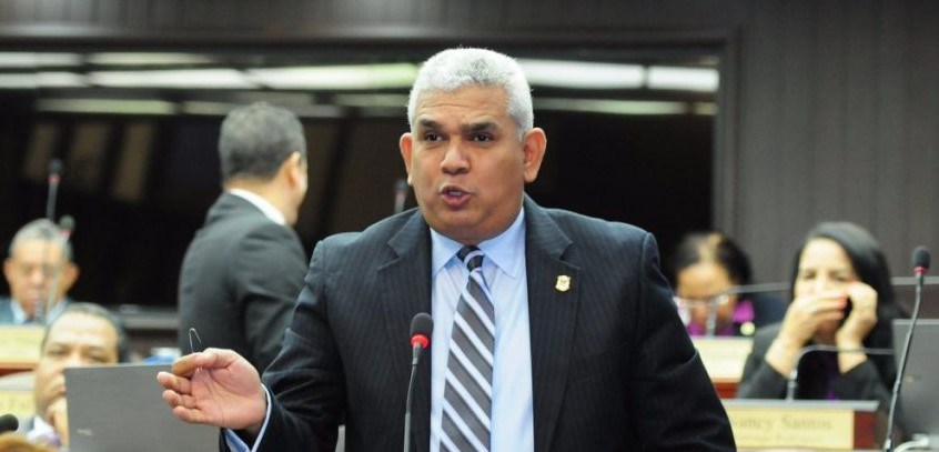 Quiñones dice actitud de diputados leonelistas es contra grupo del comité político que quiere modificar la constitución