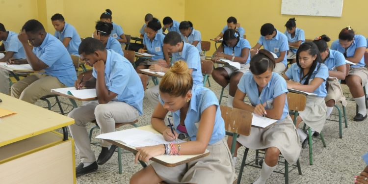 Minerd convoca a 132,125 estudiantes de Media a Pruebas Nacionales