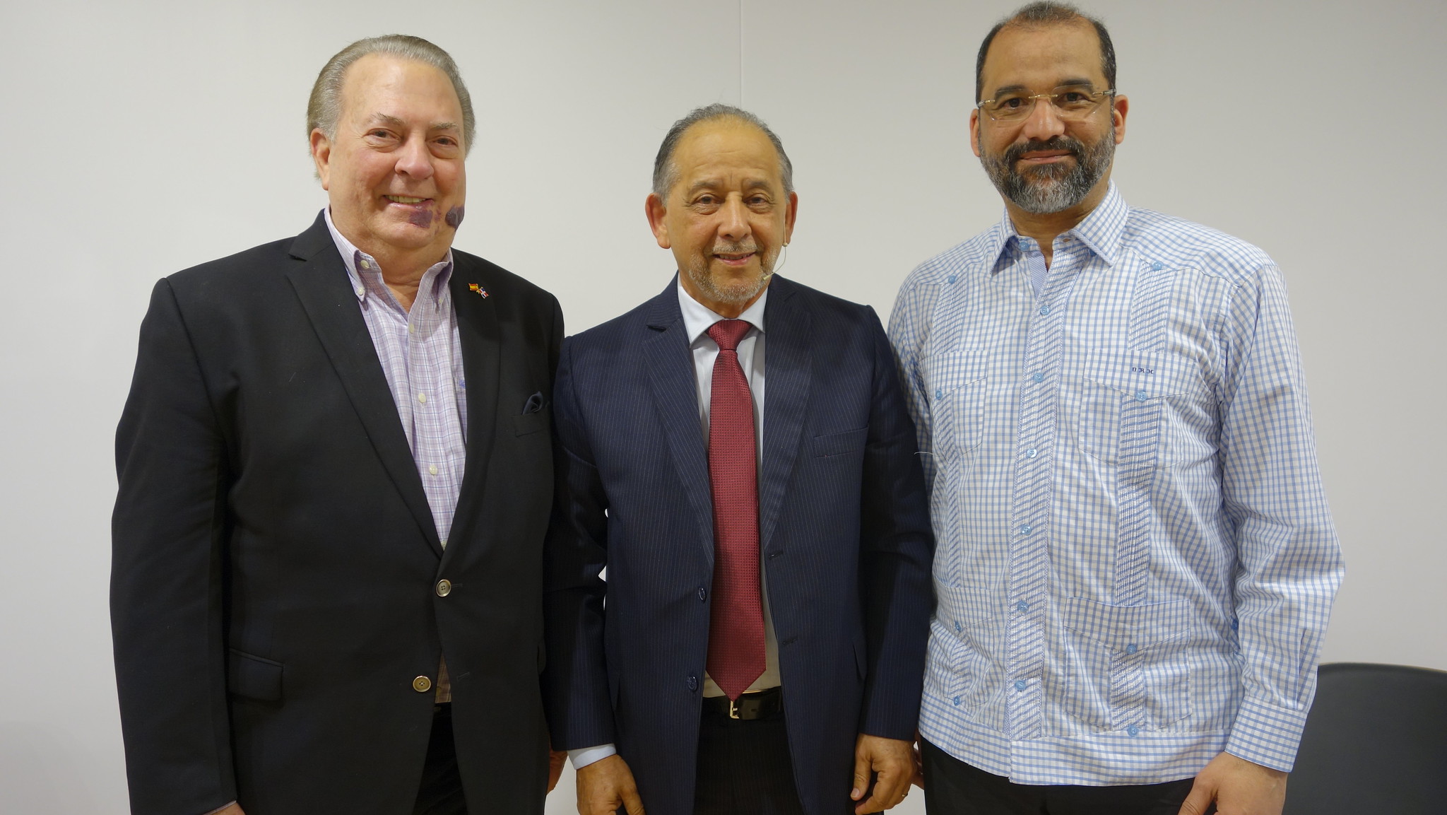 Huchi Lora deleita con las décimas en la Feria del Libro de Madrid