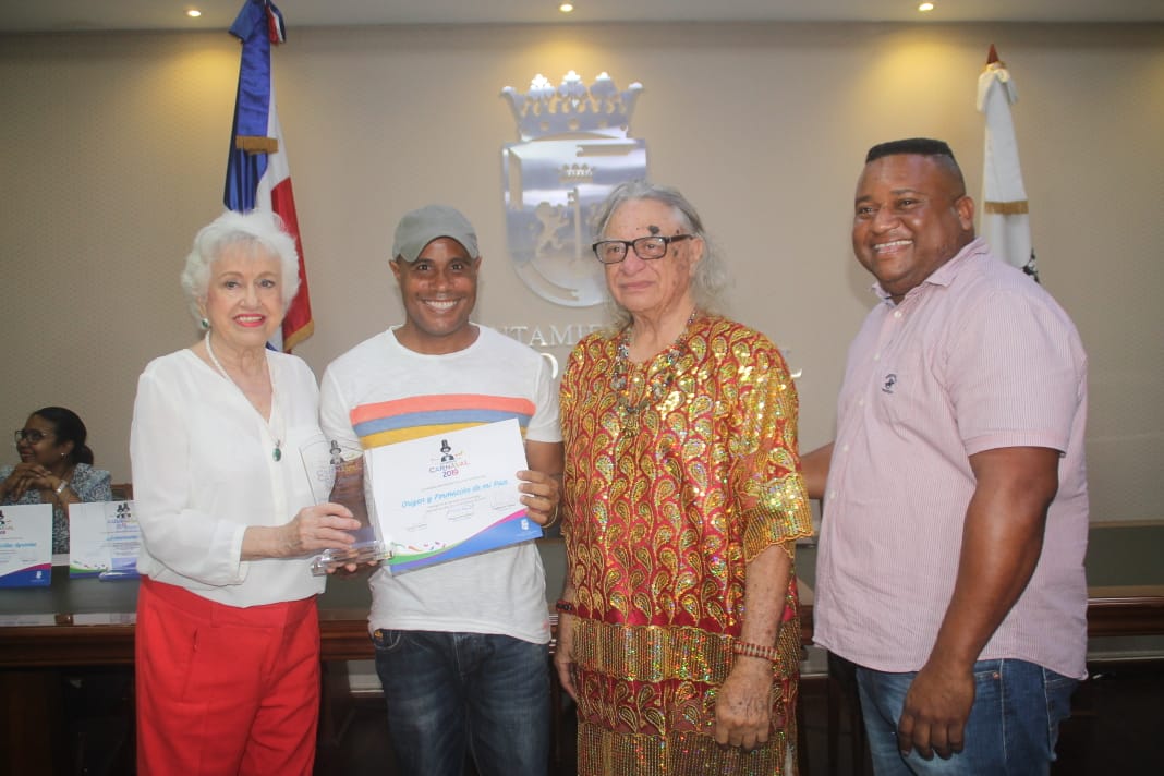 ADN entrega premios a comparsas ganadoras del desfile de Carnaval Santo Domingo 2019