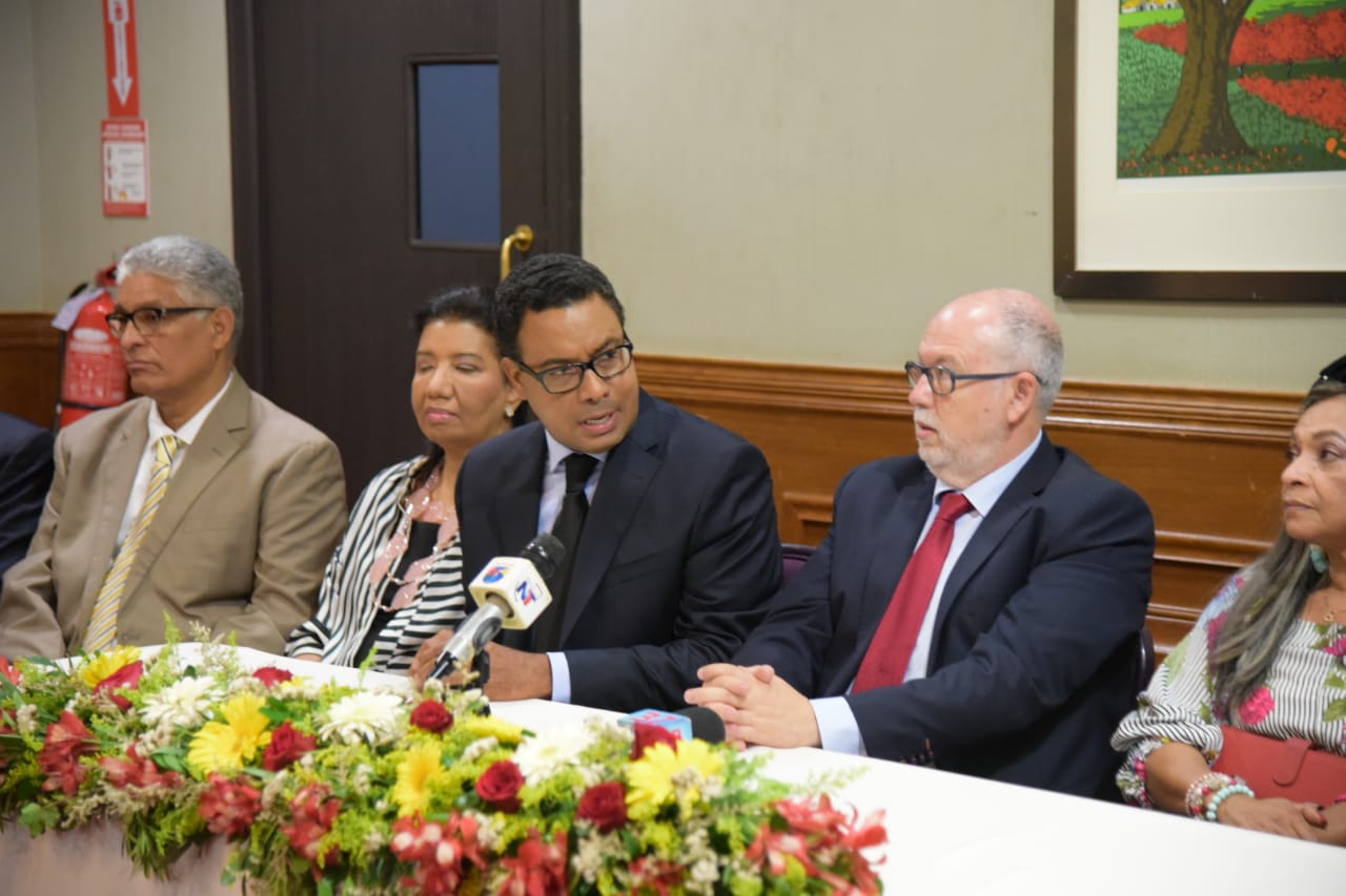 Constitucionalista español considera un error decir que el Presidente tiene un derecho a la reelección