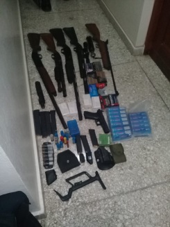 Policia y la DNCD ocupan dinero y armas de fuego de diferentes tipos en La Romana