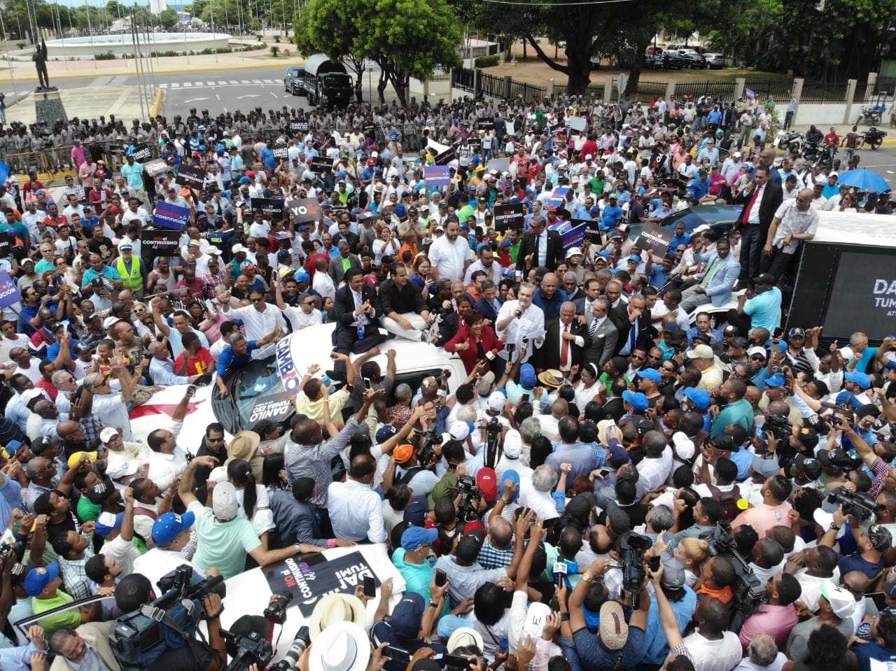 Miles de ciudadanos protestan contra la reelección frente el Congreso Nacional