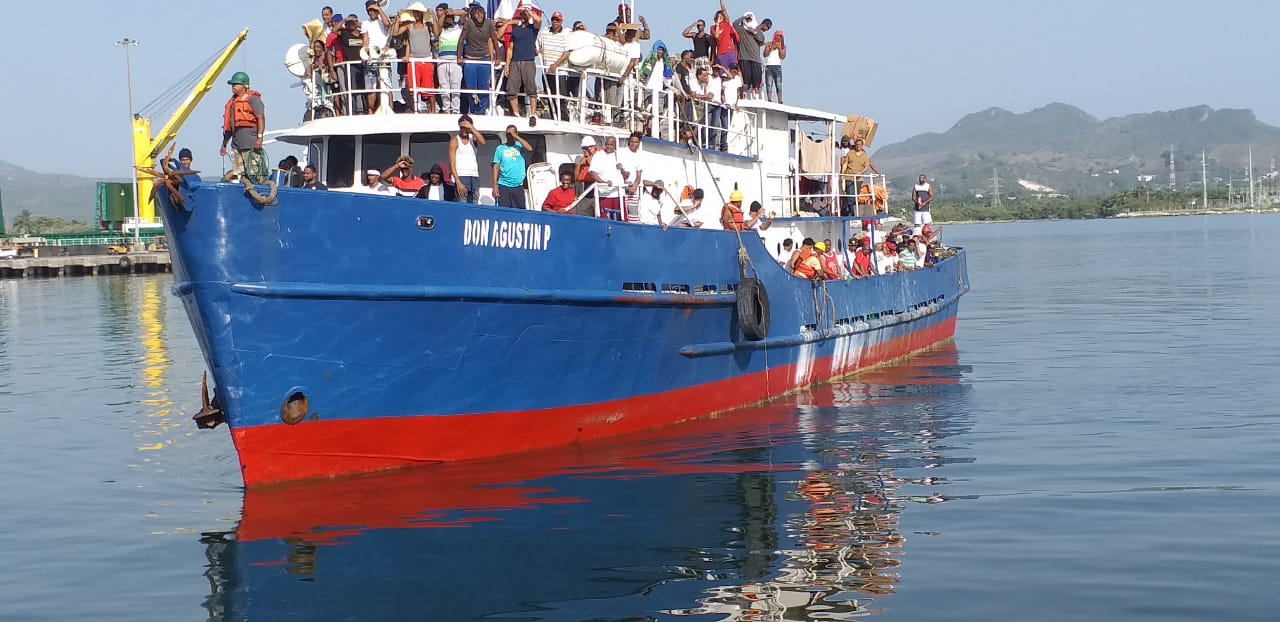 Retornan a República Dominicana 127 pescadores liberados en Bahamas