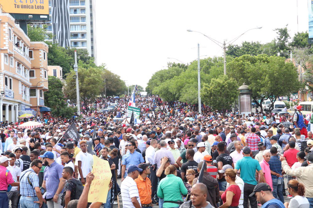 Leonel Fernández frente al Congreso exhorta a legisladores del PLD a respetar al pueblo dominicano