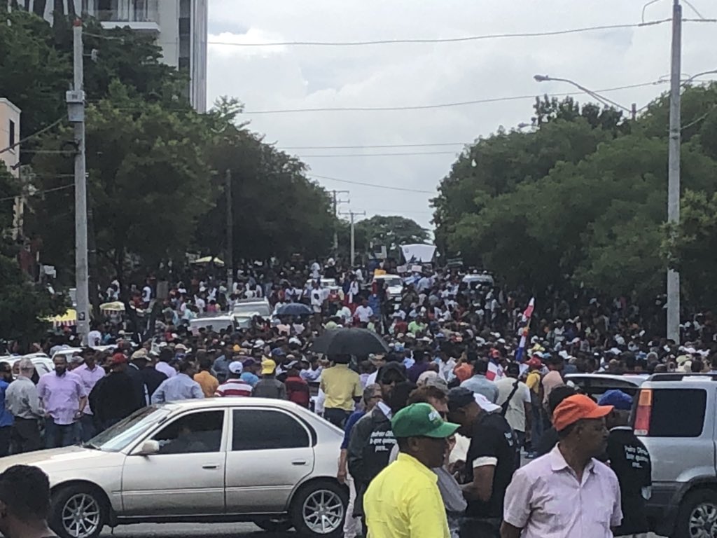 Leonel Fernández frente al Congreso exhorta a legisladores del PLD a respetar al pueblo dominicano