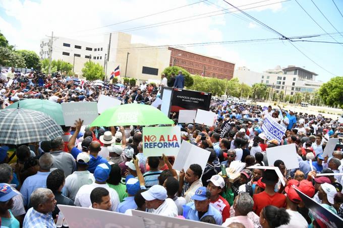 Miles de ciudadanos protestan contra la reelección frente el Congreso Nacional