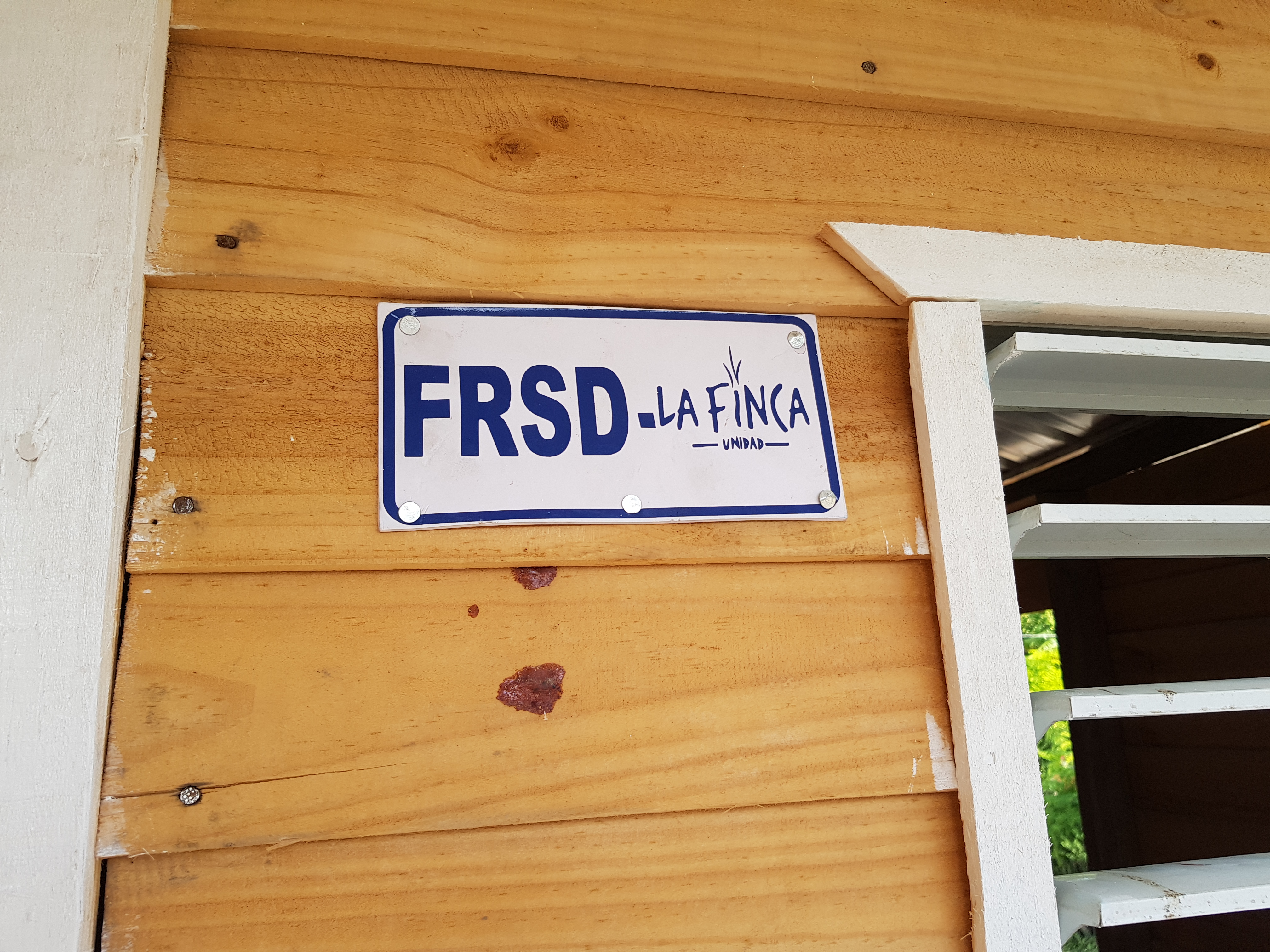 Donan dos viviendas mejoradas a mujeres de escasos recursos