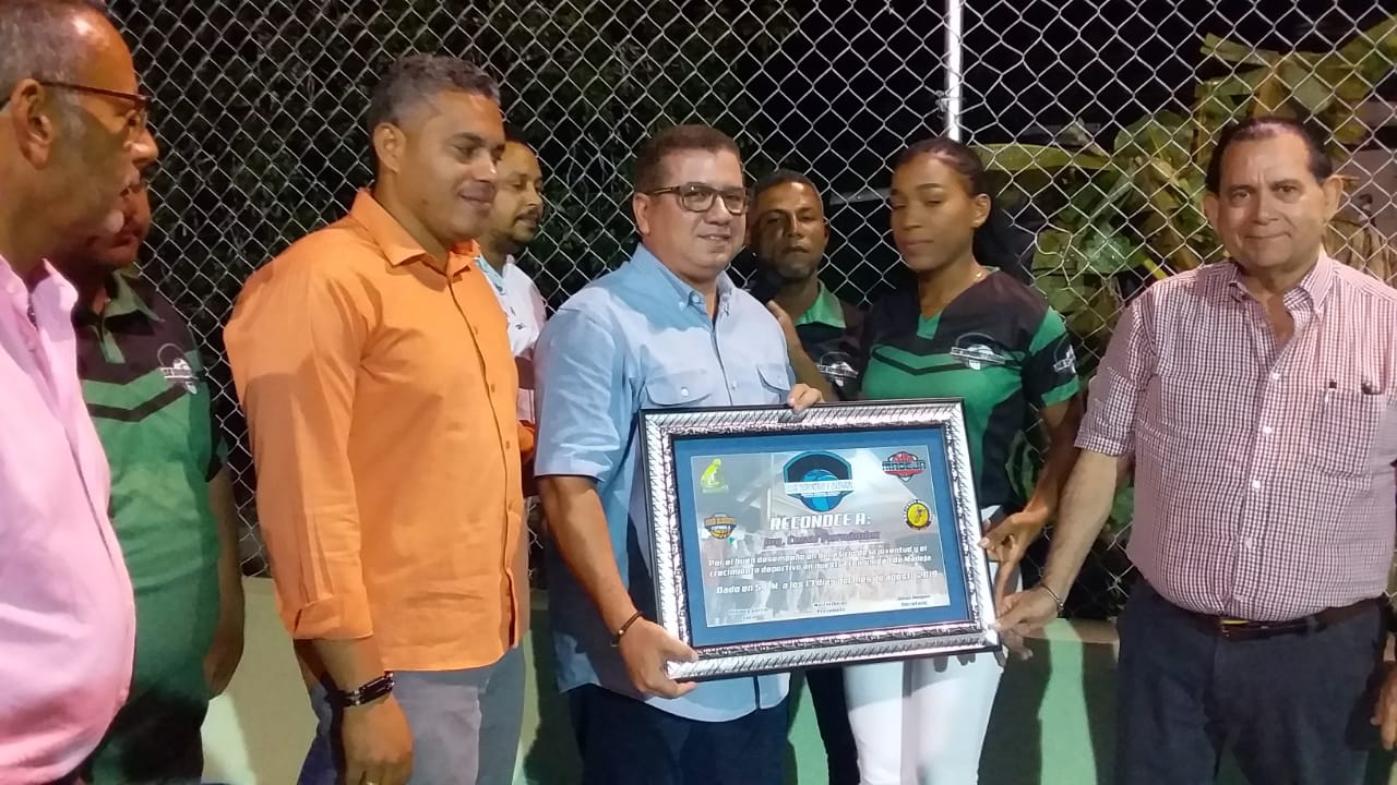 Resaltan obras de Leonel Fernández en torneo de Básquetbol San Francisco de Macorís.