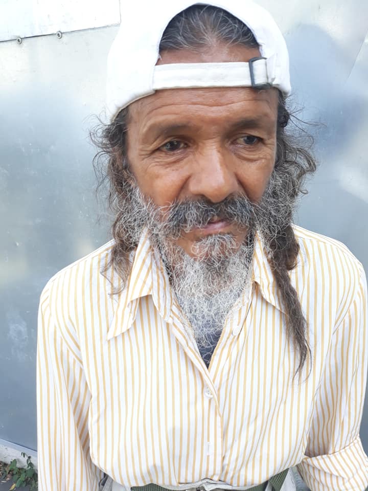 Leyenda del Boxeo Meneito Burgos se pasea como indigente por las calles de Santiago